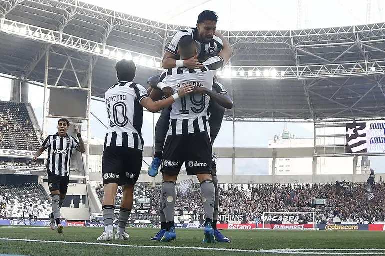 Botafogo vence Corinthians pelo Brasileirão com três de Arthur Cabral