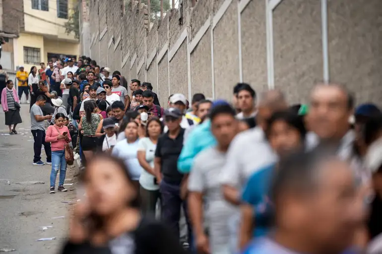Peru: esquerda enfrenta Fujimori em 2º turno após apuração tumultuada